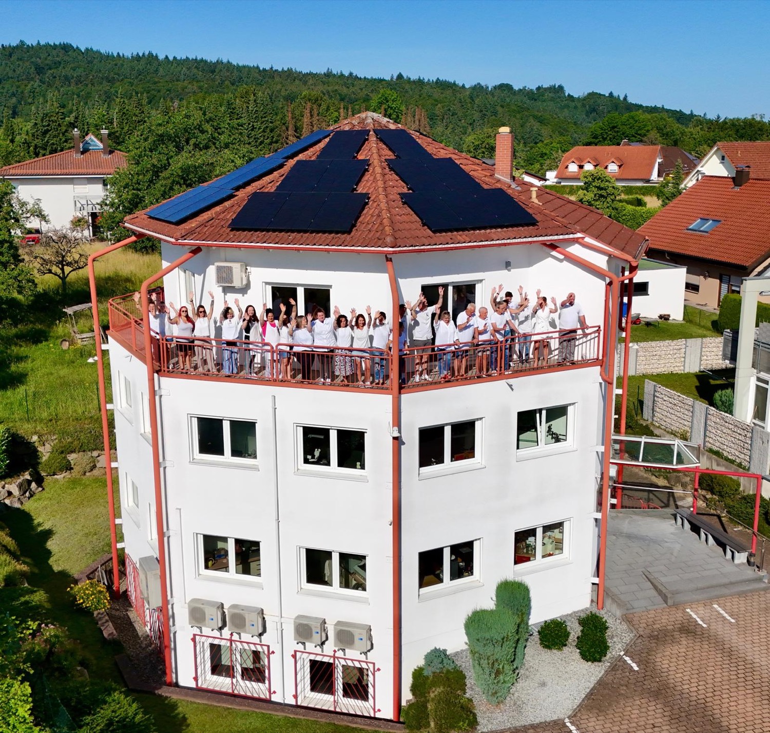 Das Team der S. Kiefer GmbH Dentallabor auf dem Balkon des Labors in Pforzheim-Büchenbronn