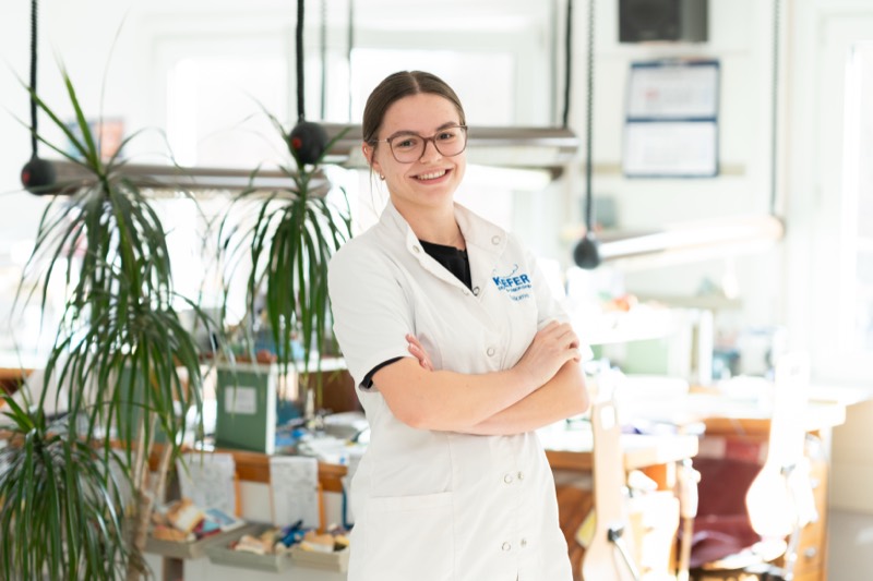 Kollegin der S. Kiefer GmbH Dentallabor im Laborkittel
