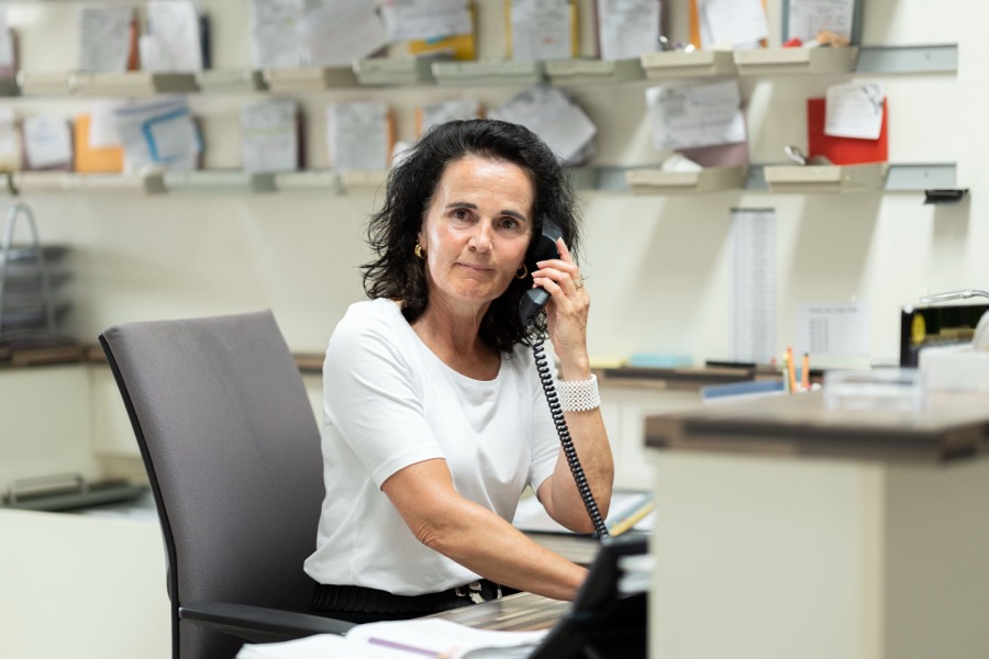 Mitarbeiterin des Dentallabors Kiefer nimmt eine Anfrage am Telefon entgegen