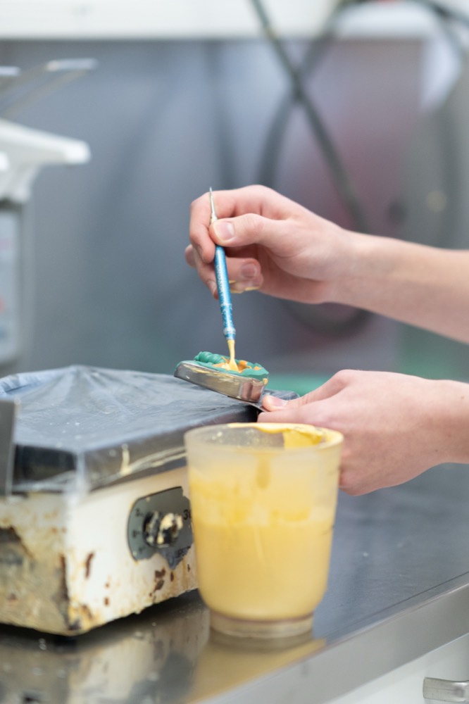 Feine Modellierarbeit mit dem Instrument im Dentallabor Kiefer