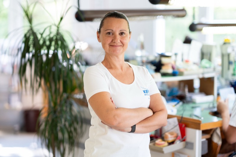 Kollegin der S. Kiefer GmbH Dentallabor mit verschränkten Armen