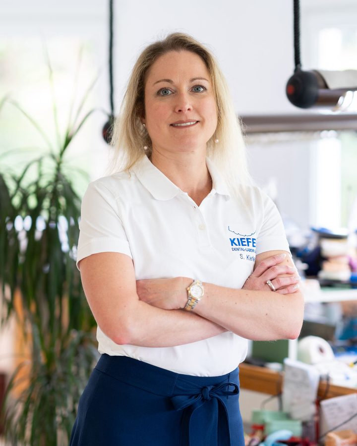 Sandra Kiefer, Zahntechnikermeisterin und Geschäftsführerin, im Labor in Pforzheim
