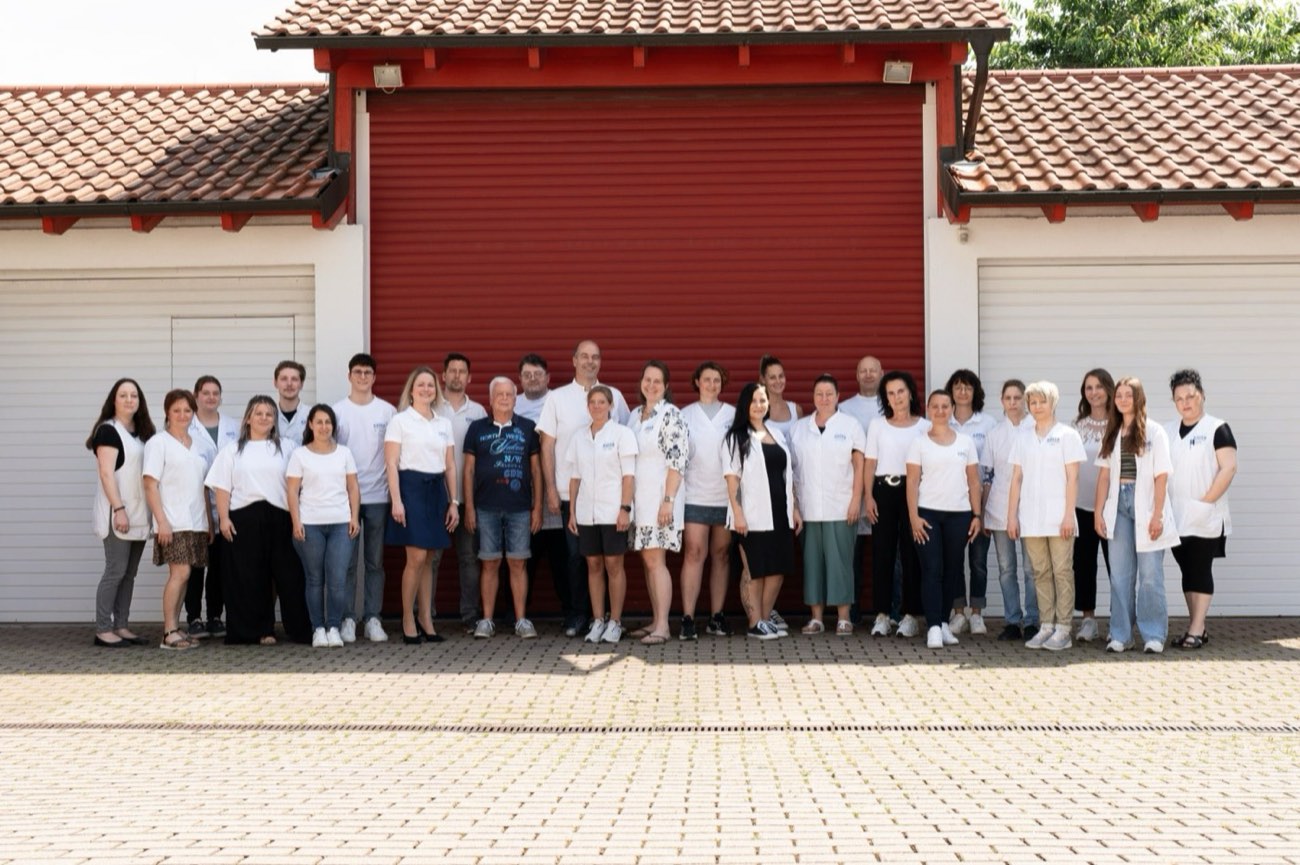 Das Team der S. Kiefer GmbH Dentallabor vor dem Laborgebäude